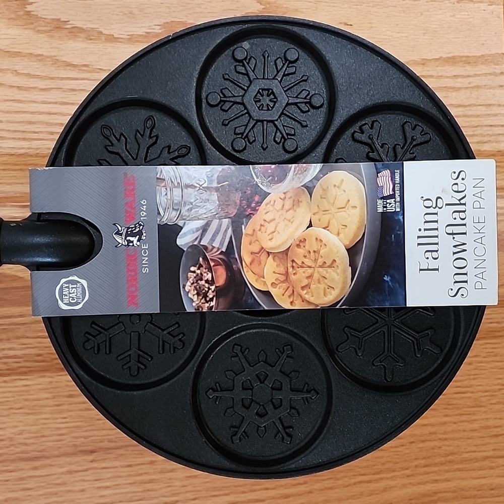 NWT Nordicware Falling Snowflakes Pancake Pan